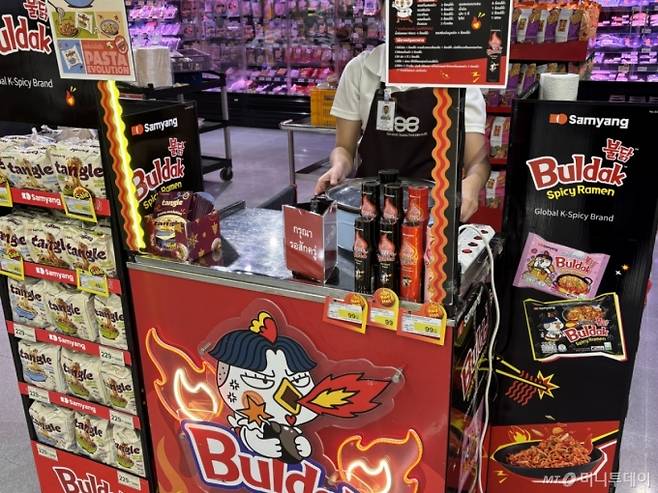 지난 10월 태국 방콕 시내 대형 마트 내 설치된 삼양 불닭볶음면 행사 매대. /사진=하수민기자 /사진=하수민