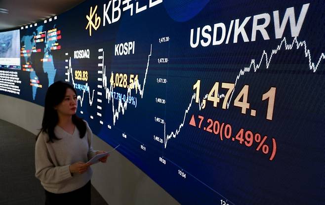 [서울=뉴시스] 김명년 기자 = 4일 오후 서울 여의도 KB국민은행 스마트딜링룸에서 딜러들이 업무를 보고 있다. 코스피는 전 거래일(4036.30)보다 7.79포인트(0.19%) 내린 4028.51에 마감했다. 코스닥 지수는 전 거래일(932.01)보다 2.18포인트(0.23%) 하락한 929.83에 거래를 마쳤다. 원·달러 환율은 전 거래일(1468.0)보다 5.5원 오른 1473.5원에 주간 거래를 마감했다. 2025.12.04. kmn@newsis.com /사진=김명년