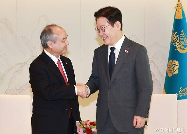 [서울=뉴시스] 고범준 기자 = 이재명 대통령이 5일 서울 용산 대통령실 청사에서 손정의 소프트뱅크그룹 회장 접견에 앞서 악수하고 있다. 2025.12.05. bjko@newsis.com /사진=고범준