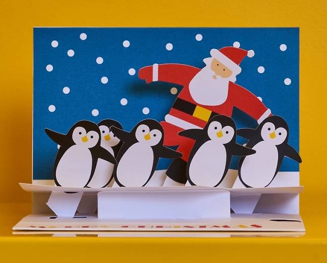 현대카드가 12월 한 달간 서울 주요 문화공간에서 전시·공연·쿠킹 프로그램 등 다양한 라이프스타일 이벤트를 운영한다. 사진은 현대카드 뉴욕현대미술관(MoMA) 전문 서점에서 판매 중인 'MoMA 홀리데이 팝업 카드'./ 사진 = 현대카드