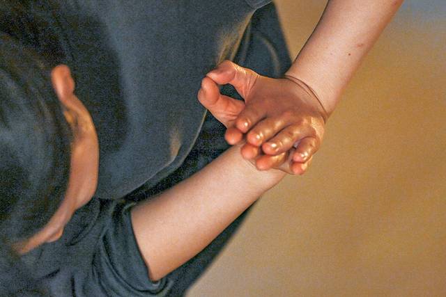 수강생들이 요가 자세를 하고 있다.