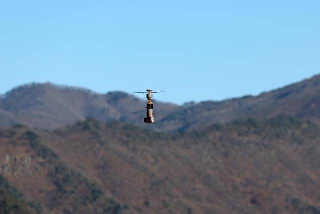 비행 중인 초소형 자폭드론. 국방일보 제공