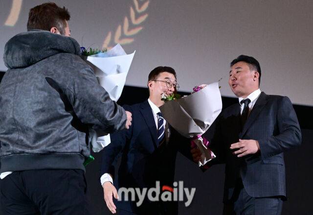 2025년 12월 4일 오후 서울 영등포 타임스퀘어 CGV 영등포 스크린X관에서 ‘제39회 스포츠서울 올해의 상’이 열렸다. 삼성 최형우가 삼성 이종열 단장과 KIA 이범호 감독의 축하를 받으며 올해의 기록상을 수상하고 있다./영등포=유진형 기자