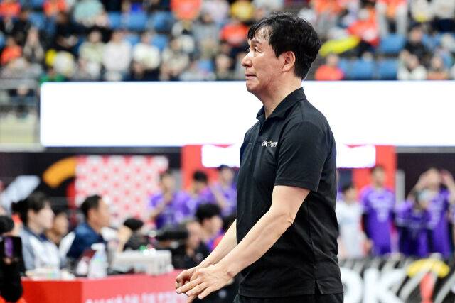 OK저축은행 신영철 감독이 경기가 잘 안풀리자 답답한 표정을 짓고 있다. / 한국배구연맹(KOVO)