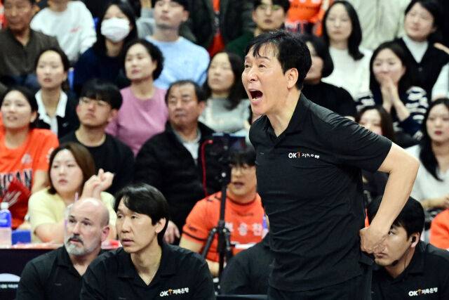 경기에 집중하는 OK저축은행 신영철 감독 /한국배구연맹(KOVO)