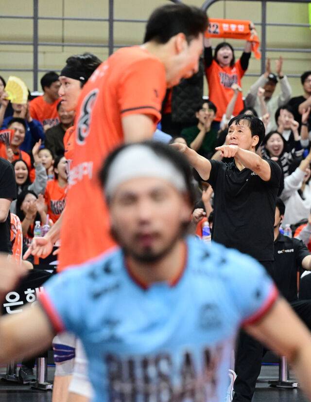 우리카드와의 경기에서 승리한 OK저축은행 신영철 감독이 기뻐하고 있다 / 한국배구연맹(KOVO)