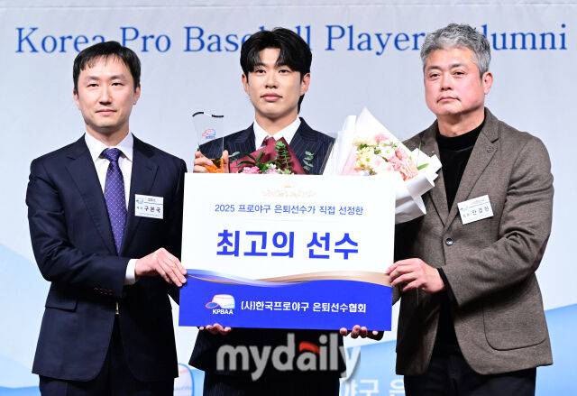 2025년 12월 5일 오후 서울 호텔 리베라 청담에서 '2025 한국프로야구 은퇴선수의 날' 행사가 열렸다. 키움 송성문이 최고의 선수상을 수상하고 있다. 지난 2013년 설립된 은퇴선수협회(KPBAA)는 KPBAA 야구캠프, 티볼대회, 야구 교실 등 다양한 프로그램을 진행하면서 한국야구의 저변확대와 발전을 위해 꾸준히 힘써왔고, 매년 연말에는 은퇴선수가 직접 선정하는 당해 최고의 현역 선수와 아마추어 선수를 위한 시상식을 개최하고 있다./청담=유진형 기자