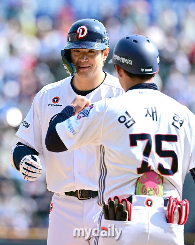 2025년 4월 26일 오후 서울 잠실구장에 진행된 '2025 신한 SOL뱅크 KBO 리그' 롯데 자이언츠와 두산 베어스의 경기. 두산 김재환이 5회말 무사 1루서 안타를 친 뒤 기뻐하고 있다./마이데일리