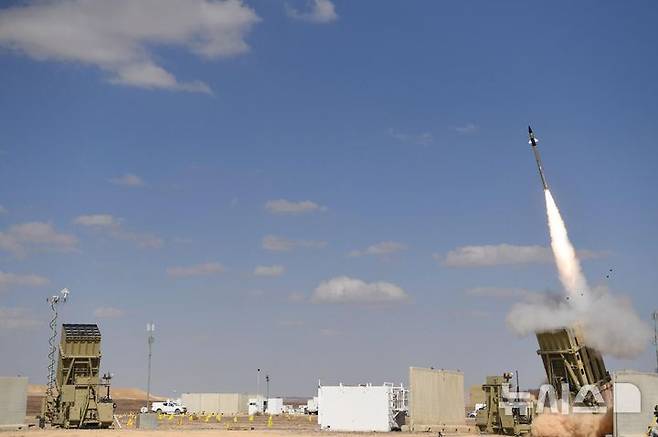 [이스라엘 하이파=뉴시스]  이스라엘 국영 방산기업인  이스라엘항공우주산업(IAI)이 태국 공군에 최신형 바락MX 방어시스템을 제공하기로 했다고 국방부가 12월 4일 발표했다.  사진은 이스라엘의 주력 방공시스템인 아이언돔 미사일 발사 장면. (사진 = 이스라엘 국방부 제공) 2025.12.05.