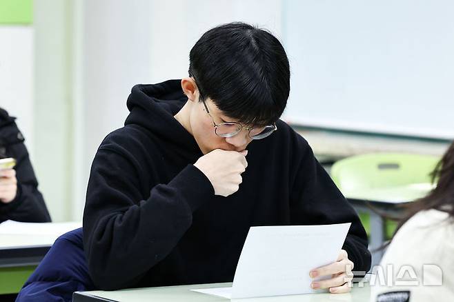 [서울=뉴시스] 홍효식 기자 = 2026학년도 대학수학능력시험(수능) 성적표가 배부된 5일 서울 광진구 광남고등학교에서 수험생들이 성적표를 확인하고 있다. (공동취재) 2025.12.05. photo@newsis.com