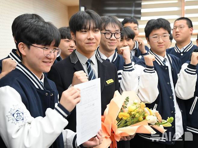 [광주=뉴시스]  5일 오전 광주 서구 서석고등학교에서 2026학년 대학수학능력시험에서 만점을 기록한 최장우 학생이 학생회의 축하를 받고 있다. 2025.12.05. lhh@newsis.com