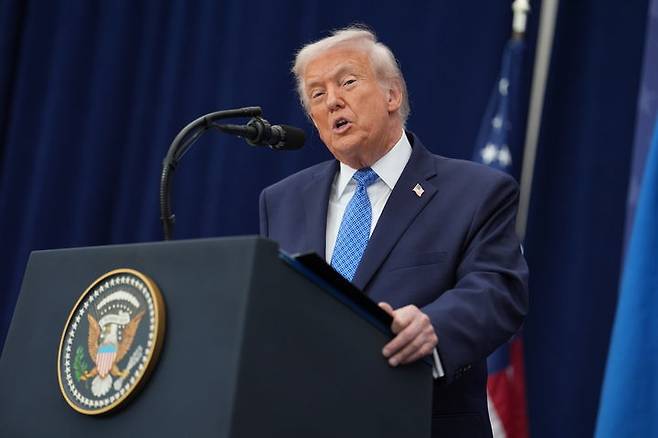 [워싱턴=AP/뉴시스]도널드 트럼프 미국 대통령이 4일(현지 시간) 미국 워싱턴DC 도널드 J. 트럼프 평화연구소에서 열린 르완다와 콩고민주공화국(민주콩고) 평화협정 서명식에서 연설하고 있다. 2025.12.05.