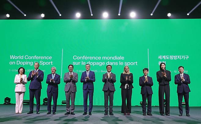 [서울=뉴시스] 권창회 기자 = 최휘영 문화체육관광부 장관이 2일 부산 해운대구 벡스코에서 열린 세계도핑방지기구(WADA) 총회 개회식에 참석해 참석자들과 기념촬영을 하고 있다.(사진=문화체육관광부 제공) 2025.12.02. photo@newsis.com *재판매 및 DB 금지
