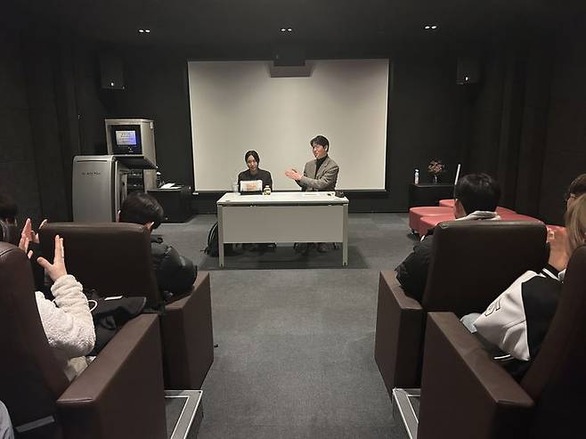 [대전=뉴시스] 국립한밭대 '물듦인씨네' 명세진 감독과의 대화 모습. (사진=국립한밭대 제공) 2025.12.05. photo@newsis.com *재판매 및 DB 금지