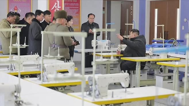[서울=뉴시스] 북한 조선중앙TV는 김정은 북한 국무위원장이 지난 3일 준공을 앞둔 평안남도 신양·북창·은산군의 지방공업공장 건설현장을 찾았다고 5일 보도했다. (사진=조선중앙TV 캡쳐) 2025.12.05. photo@newsis.com *재판매 및 DB 금지