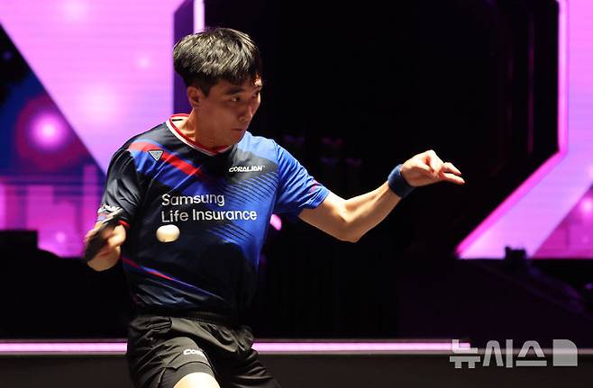 [인천=뉴시스] 전진환 기자 = 6일 인천 중구 인스파이어 아레나에서 열린 WTT(월드테이블테니스) 챔피언스 인천 2025 대회에서 이상수(대한민국)가 샹펭(중국)을 상대로 남자 단식 결승 경기를 펼치고 있다. 2025.04.06. amin2@newsis.com