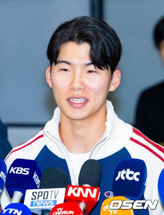[OSEN=인천공항, 민경훈 기자] 미국프로야구 메이저리그(MLB) LA 다저스의 김혜성이 6일 오후 인천국제공항을 통해 귀국했다.김혜성은 메이저리그 진출 첫 해 우승반지를 거머쥐는 영광을 누렸다. 한국인 메이저리거 야수로는 역대 최초로 월드시리즈 우승반지를 차지한 김혜성은 올해 71경기 출전, 타율 0.280(161타수 45안타), 3홈런 17타점 19득점, 13도루(1실패), 출루율 0.314 장타율 0.385, OPS 0.699의 기록으로 정규시즌을 마무리했다.김혜성이 입국장 앞에서 인터뷰를 하고 있다. 2025.11.06 /rumi@osen.co.kr