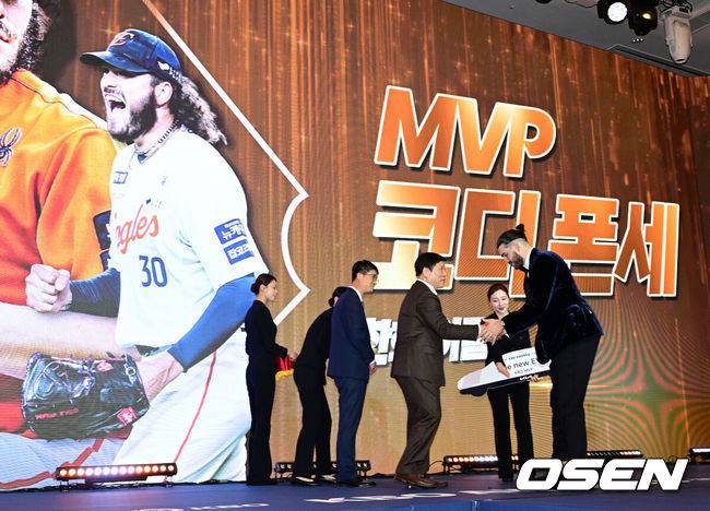 [OSEN=지형준 기자] 24일 오후 서울 잠실 롯데호텔 월드 크리스탈볼룸에서 ‘2025 신한 SOL뱅크 KBO 시상식’이 열렸다.예상대로였다. 한화 이글스 코디 폰세(31)가 2025시즌 MVP로 선정됐다.&nbsp;폰세는&nbsp;기자단 투표 124표 중 96표(76%)를 얻어 23표에 그친 르윈 디아즈(삼성)를 제치고 수상했다. SSG&nbsp;앤더슨, 삼성 후라도, NC 라일리, KT 안현민, 롯데 레이예스가 각각 1표식 얻었다. 폰세는&nbsp;부상으로 The Kia EV6 전기차를 부상으로 받았다.&nbsp;MVP를 수상한 한화 폰세가 KBO 허구연 총재의 축하를 받고 있다. 2025.11.24 /jpnews@osen.co.kr
