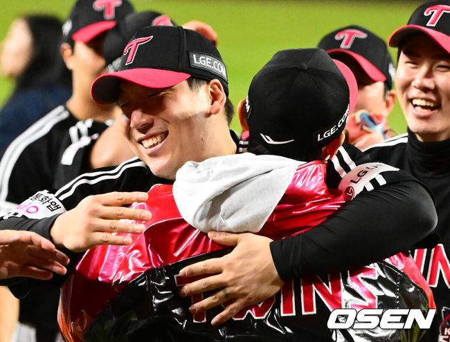 [OSEN=대전, 지형준 기자] 이변은 없었다. 2025시즌 우승팀은 무적 LG 트윈스다.&nbsp;프로야구 LG 트윈스는 31일 대전 한화생명볼파크에서 열린 2025 신한 SOL뱅크 KBO 한국시리즈(7전 4선승제) 한화 이글스와의 5차전에서 4-1로 승리했다.정규시즌 1위 LG는 시리즈 전적 4승 1패로 통합우승 금자탑을 쌓았다. LG의 통합우승은 1990년, 1994년, 2023년에 이은 통산 4번째로, 염경엽 감독은 2023년 부임 후 3년 사이 팀을 두 차례나 정상에&nbsp;올려놓는 위대한 업적을 달성했다. 2023년 1위, 2024년 3위, 2025년 1위로 KBO리그에 트윈스 왕조 시대를 활짝 열었다.&nbsp;반면 2위 한화는 플레이오프를 거쳐 2006년 이후 19년 만에 한국시리즈 무대를 밟았지만, LG의 벽을 넘지 못하며 1999년 이후 26년 만에 통산 두 번째 우승이 무산됐다.&nbsp;LG 염경엽 감독이 김현수와 우승을 기뻐하고 있다. 2025.10.31 /jpnews@osen.co.kr