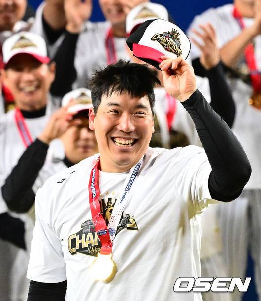 [OSEN=대전, 지형준 기자] 이변은 없었다. 2025시즌 우승팀은 무적 LG 트윈스다. 프로야구 LG 트윈스는 31일 대전 한화생명볼파크에서 열린 2025 신한 SOL뱅크 KBO 한국시리즈(7전 4선승제) 한화 이글스와의 5차전에서 4-1로 승리했다.정규시즌 1위 LG는 시리즈 전적 4승 1패로 통합우승 금자탑을 쌓았다. LG의 통합우승은 1990년, 1994년, 2023년에 이은 통산 4번째로, 염경엽 감독은 2023년 부임 후 3년 사이 팀을 두 차례나 정상에 올려놓는 위대한 업적을 달성했다. 2023년 1위, 2024년 3위, 2025년 1위로 KBO리그에 트윈스 왕조 시대를 활짝 열었다. 반면 2위 한화는 플레이오프를 거쳐 2006년 이후 19년 만에 한국시리즈 무대를 밟았지만, LG의 벽을 넘지 못하며 1999년 이후 26년 만에 통산 두 번째 우승이 무산됐다. MVP에 선정된 LG 김현수가 팬들에게 인사를 건네고 있다. 2025.10.31 /jpnews@osen.co.kr