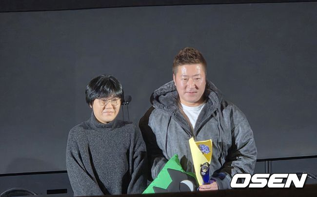 [OSEN=영등포, 한용섭 기자]  최형우는 4일 서울 영등포 타임스퀘어 CGV 영등포 스크린X관에서 열린 스포츠서울 ‘올해의 상' 시상식에서 올해의 기록상을 수상했다. /orange@osen.co.kr