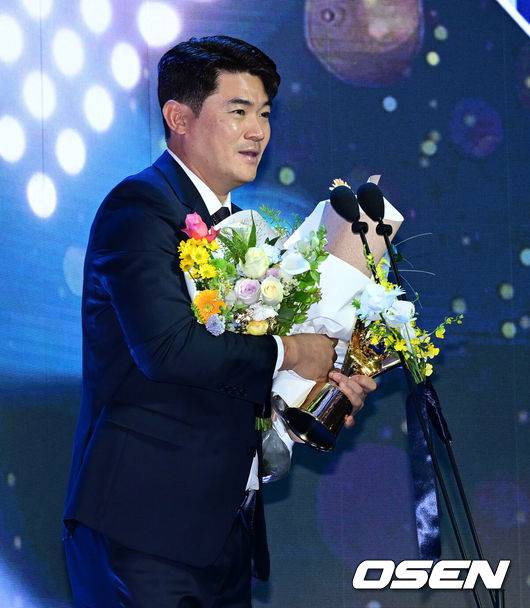[OSEN=지형준 기자] 24일 오후 서울 잠실 롯데호텔 월드 크리스탈볼룸에서 ‘2025 신한 SOL뱅크 KBO 시상식’이 열렸다.KBO 시상식에서 가장 관심을 모으는 것은 단연 MVP 수상자다. 올해 MVP 레이스는 한화 코디 폰세와 삼성 르윈 디아즈의 2파전이다.&nbsp;KBO 홀드상을 수상한 SSG 노경은이 소감을 말하고 있다. 2025.11.24 /jpnews@osen.co.kr