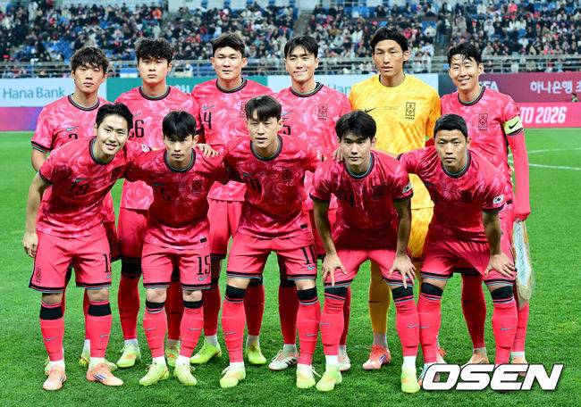 [OSEN=대전, 최규한 기자] 14일 오후 대전월드컵경기장에서 대한민국과 볼리비아의 축구 국가대표팀 평가전이 열렸다.홍명보호는 내년 6월 열리는 2026 국제축구협회(FIFA) 북중미월드컵을 앞두고 월드컵 남미 예선에서 7위를 거두며 플레이오프에 진출한&nbsp;볼리비아를 상대로 본선에서의 경쟁력을 시험할 기회를 갖는다.한국 베스트11이 기념 촬영을 하고 있다. 2025.11.14 / dreamer@osen.co.kr