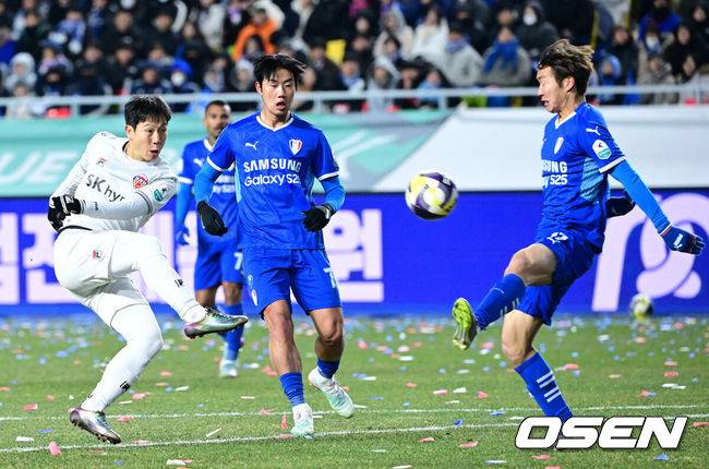 [OSEN=수원월드컵경기장, 최규한 기자] 3일 오후 경기도 수원월드컵경기장에서 ‘K리그 승강 플레이오프(PO)’&nbsp;1차전 수원 삼성과 제주 SK의 경기가 열렸다.K리그1 11위인 제주와 K리그2 2위인 수원의 격돌이다. 1부리그의 주인공을 정하는 이번&nbsp;승강 PO는 홈 앤드 어웨이 방식으로 치러진다. 3일 수원에서 1차전을 치른 뒤 7일 제주월드컵경기장으로 장소를 옮겨 2차전을 벌인다.후반 제주 남태희가 슛을 시도하고 있다. 2025.12.03 / dreamer@osen.co.kr