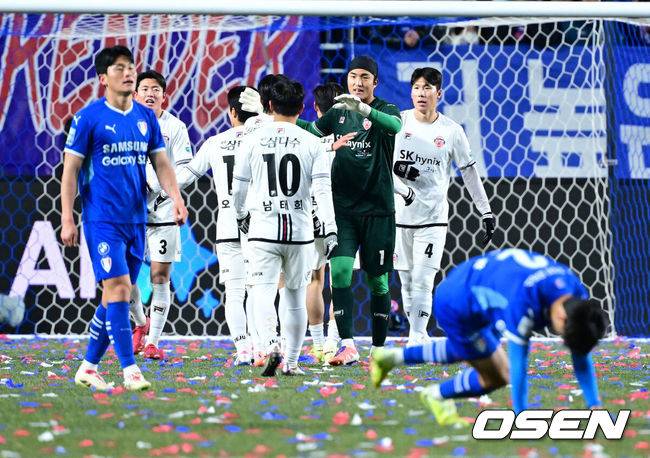 [OSEN=수원월드컵경기장, 최규한 기자] 3일 오후 경기도 수원월드컵경기장에서 ‘K리그 승강 플레이오프(PO)’&nbsp;1차전 수원 삼성과 제주 SK의 경기가 열렸다.이날 경기는 제주가 1-0으로 승리하며 잔류에 청신호를 켰다.경기를 마치고 승리한 제주 선수들이 기뻐하고 있다. 2025.12.03 / dreamer@osen.co.kr