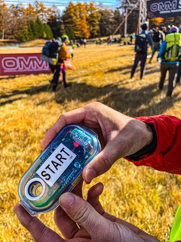 컨트롤러. 스타트라고 쓰인 앞부분 구멍에 손목에 착용하는 칩을 넣어 인식시킨다.