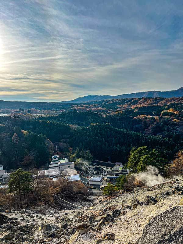  유황 냄새가 지독했던 온천 위를 지났다.