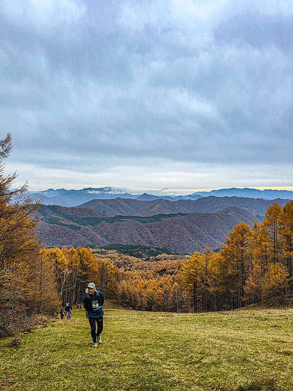 둘째날 스키장 슬로프를 오르면서 컨트롤을 향해 가고 있다.
