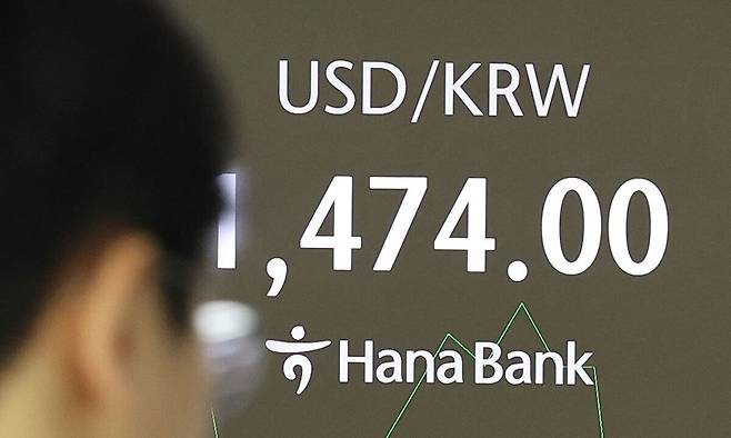 5일 서울 중구 하나은행 본점 딜링룸에서 직원들이 업무를 보고 있다. 연합뉴스