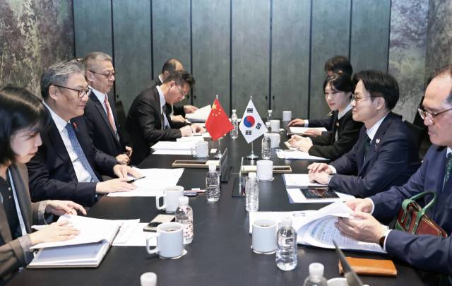 김정관 산업통상부 장관과 왕원타오 중국 상무부 부장이 11월 1일 경북 경주시 소노캄호텔에서 면담을 진행하고 있다. 사진 제공=산업부