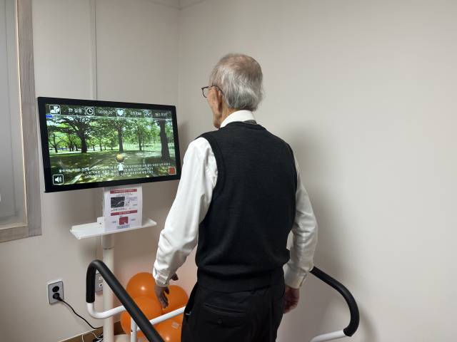 4일 서울 강남구 압구정 스마트경로당에서 한 어르신이 스마트워크 위에서 가상 산책길을 따라 걷고 있다. 신서희 기자