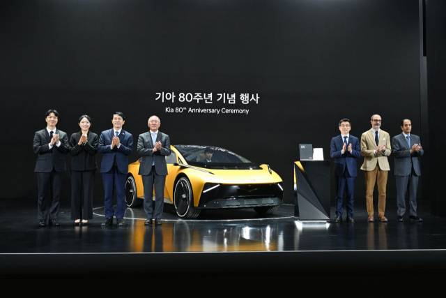 홍철민(왼쪽부터) 기아 매니저, 김가민 기아 엔지니어, 이학영 국회부의장, 정의선 현대자동차그룹 회장, 송호성 기아 사장, 카림 하비브 기아 글로벌 디자인 담당 부사장, 압둘 아지즈 모하메드 알 아띠아 기아 카타르 대리점 회장이 기아의 미래 콘셉트카 ‘비전 메타투리스모’와 함께 기념 촬영을 하고 있다. 사진제공=현대차그룹