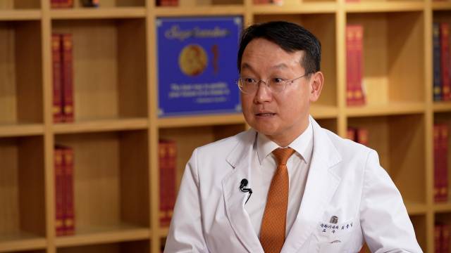 부정맥은 치료가 필요 없는 경우부터 급사를 유발하는 치명적인 경우까지 다양하다. 부정맥 명의 고려대안암병원 순환기내과 최종일 교수는 "대표적인 부정맥인 심방세동이 60세 이전에 발생했다면 치명적일 수 있어, 반드시 유전적 원인을 확인하는 등 정밀 검사를 하는 것이 좋다”고 말했다. /서울경제TV '지금, 명의' 캡처