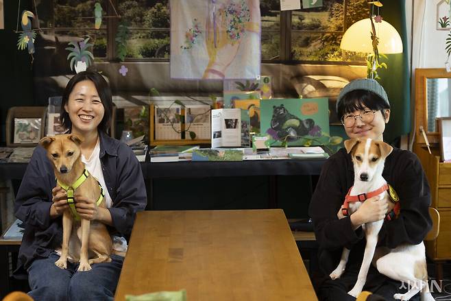 정윤영씨(왼쪽)와 혜리씨는 들개 포획과 안락사에 대한 고민을 품고 ‘들에서 사라진 개들’ 프로젝트를 시작했다. 정윤영씨 무릎 위에 앉은 개는 은행이, 혜리씨가 안고 있는 개는 단풍이다. 은행이와 단풍이 모두 산에서 포획된 들개다. ⓒ시사IN 이명익