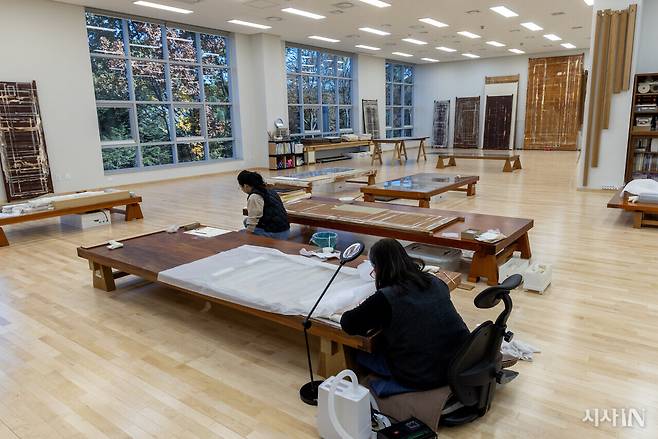 국립중앙박물관 보존과학센터 서화실에서 학예연구사들이 보존처리 작업을 하고 있다. ⓒ시사IN 조남진