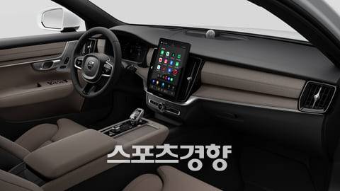 플래그십 세단 신형 ‘S90’. 더 단단하고 심플한 디자인에 럭셔리한 볼륨감, 완성도를 제공한다.