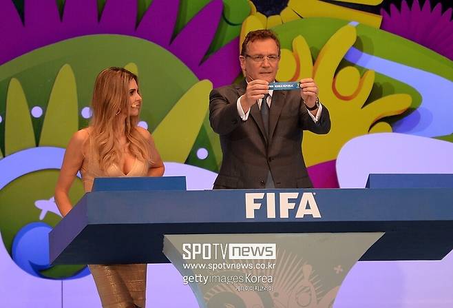 ▲ 2026 국제축구연맹(FIFA) 북중미 월드컵 조추첨식이 6일 새벽 2시(한국시간) 미국 워싱턴 D.C. 케네디 센터에서 열린다. 이번 대회는 사상 처음으로 48개국이 참가하는 월드컵이다. 한국은 축구 역사상 처음으로 포트2에 배정됐다. 11년 전 홍명보호의 조별리그 탈락을 불렀던 브라질 월드컵 당시 조 추첨식.