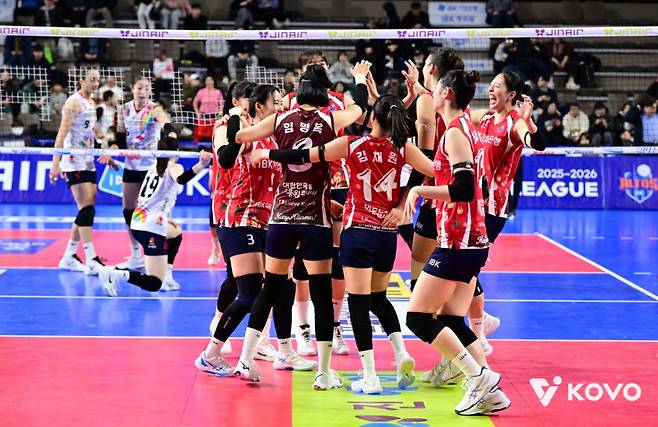 IBK기업은행 선수들이 4일 화성실내체육관에서 열린 정관장과의 진에어 2025~2026 프로배구 V-리그 여자부 홈경기 승리가 확정된 뒤 기뻐하고 있다. /사진=한국배구연맹 제공