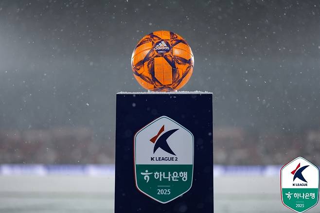 폭설에 대비해 4일 부천종합운동장에서 열릴 예정이던 부천FC와 수원FC의 승강 플레이오프 1차전에서 사용될 예정이던 형광색 공. /사진=한국프로축구연맹 제공
