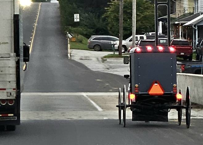 자동차를 거부해 걷거나 마차를 타고 이동하는 아미시 마을. 손호철 제공