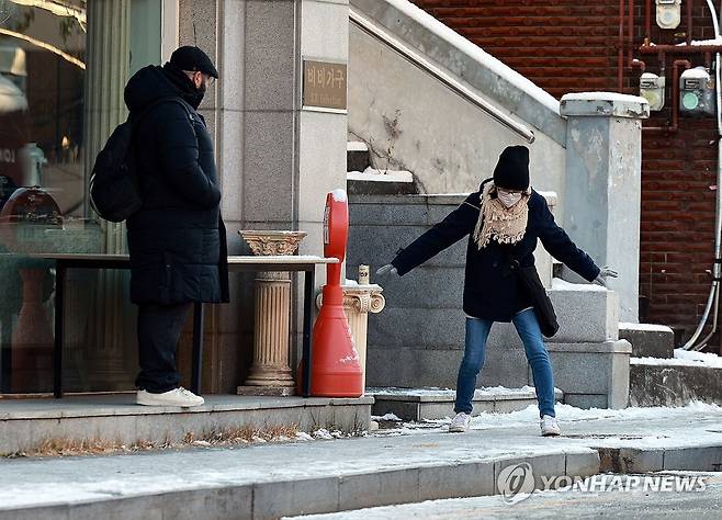 빙판길 피하기 (서울=연합뉴스) 한종찬 기자 =  폭설 후 한파로 도로 곳곳이 얼어붙은 5일 서울 이태원역 인근에서 외국인들이 빙판길을 조심히 걷고 있다. 2025.12.5 saba@yna.co.kr