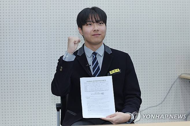 광주 서석고 최장우 학생, 2026 수능 만점 (광주=연합뉴스) 김혜인 기자 = 2026학년도 수능 성적표가 배부되는 5일 광주 서구 화정동 서석고등학교에서 만점자 재학생 최장우군이 기념사진을 찍고 있다. 2025.12.5 in@yna.co.kr