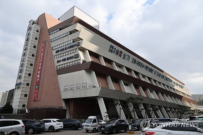 서울시 '고속터미널 60층 복합개발' 신세계와 사전협상 착수 (서울=연합뉴스) 류효림 기자 = 서울시는 26일 서울 서초구 서울고속버스터미널 부지 복합개발과 관련해 ㈜신세계센트럴, 서울고속버스터미널㈜와 본격적인 사전 협상에 착수한다고 밝혔다. 사진은 이날 서울고속버스터미널 일대 모습. 2025.11.26 ryousanta@yna.co.kr