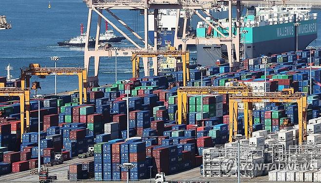 평택항에 쌓여있는 컨테이너. [연합뉴스 자료사진]