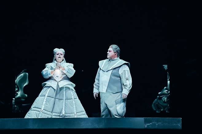 국립오페라단 '트리스탄과 이졸데' 지난 4일 서울 예술의전당 오페라극장에서 열린 국립오페라단의 '트리스탄과 이졸데' 공연 1막에서 트리스탄과 이졸데가 사랑의 묘약을 마시고 있다. 2025.12.04. [국립오페라단 제공. 재판매 및 DB금지]