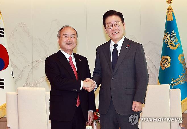 이재명 대통령, 손정의 회장 면담 (서울=연합뉴스) 한상균 기자 = 이재명 대통령이 5일 용산 대통령실에서 손정의 소프트뱅크그룹 회장과 면담에 앞서 악수하고 있다. 2025.12.5 [대통령실통신사진기자단] xyz@yna.co.kr